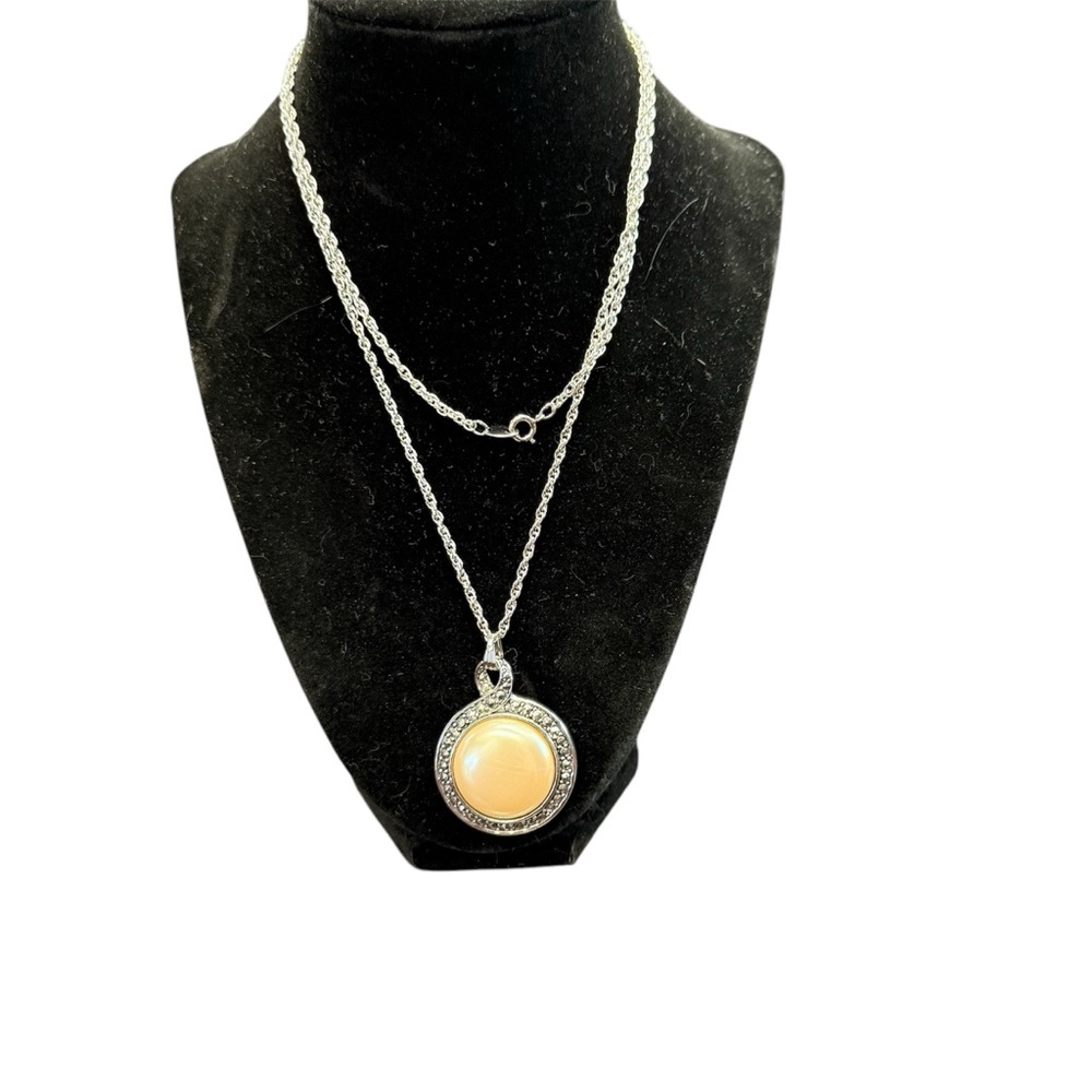 Avon”Heirloom Riches” Silver and cream pendant Necklace NIB vintage 1992